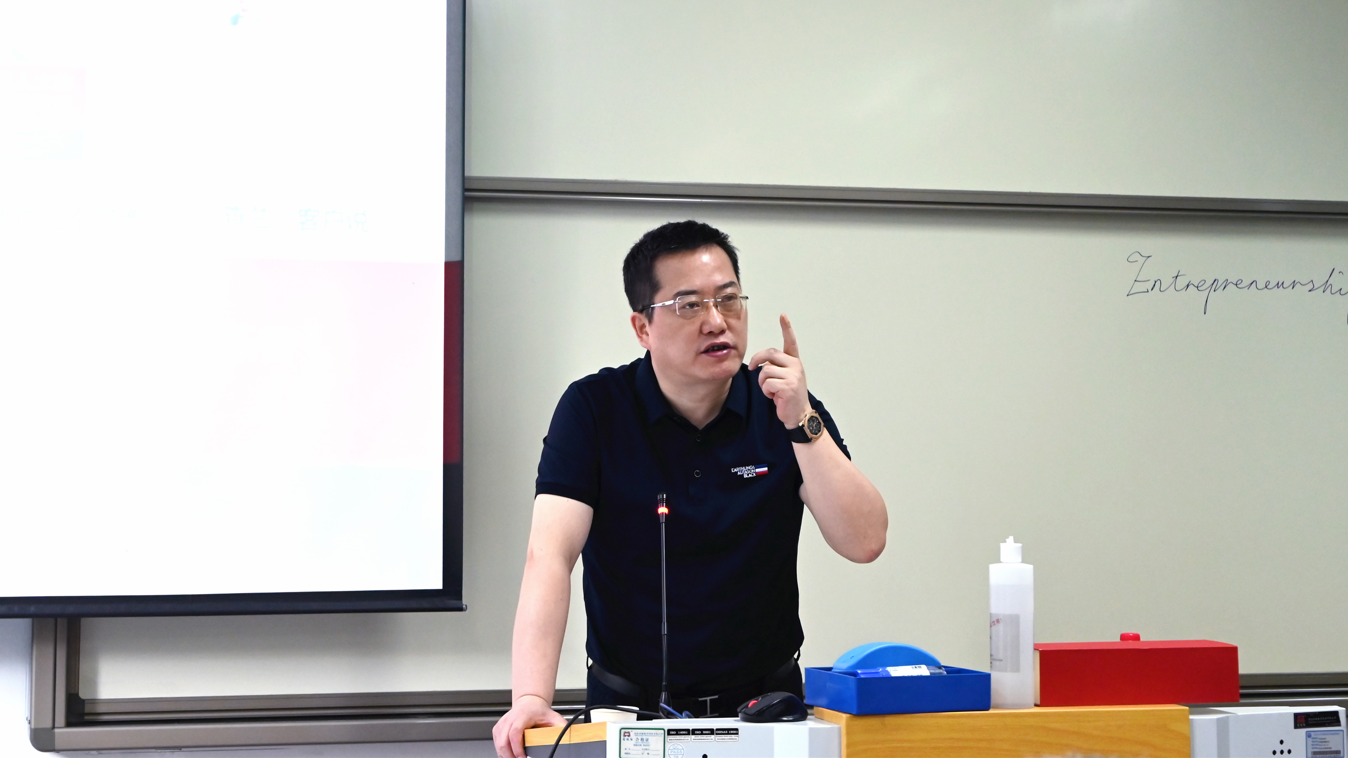 集團(tuán)董事長柯建東先生受邀為武漢大學(xué)《企業(yè)家論壇》授課