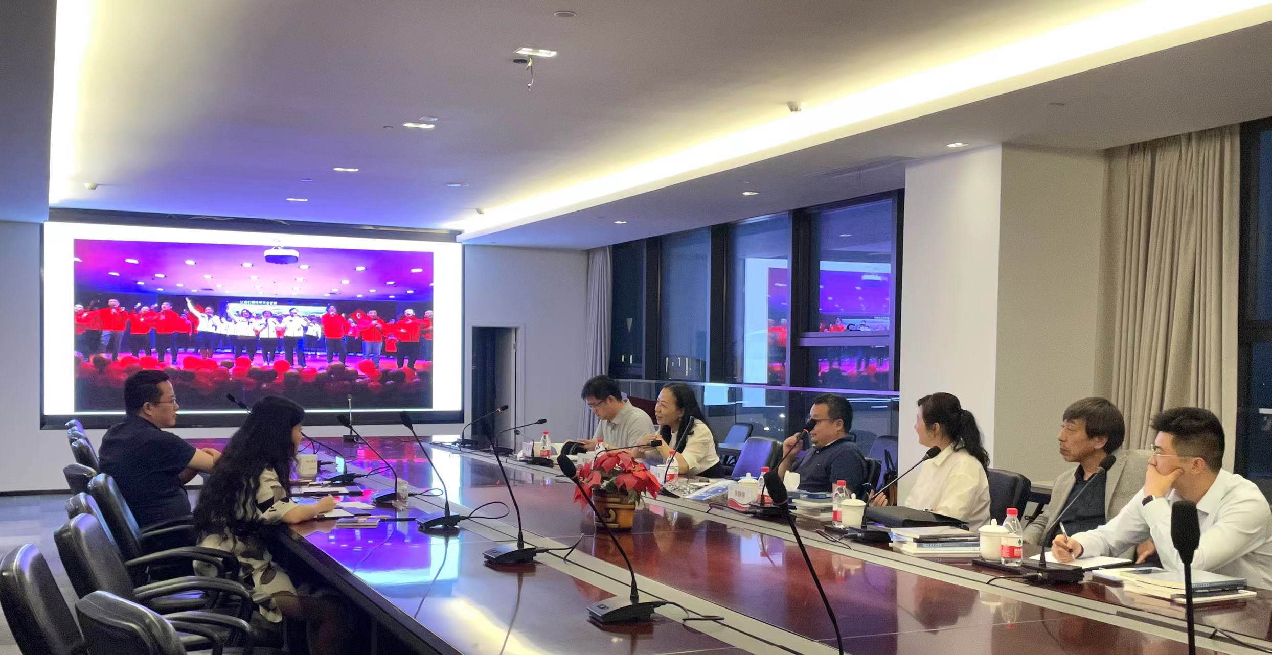 武漢大學經管學院姜星莉書記一行與武大校友企業(yè)家蒞臨柯力參觀交流